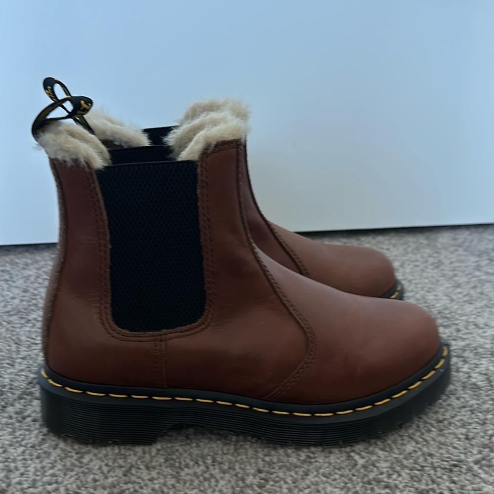 Dr. Martens women’s pull on Chelsea boot faux fur lined size 8